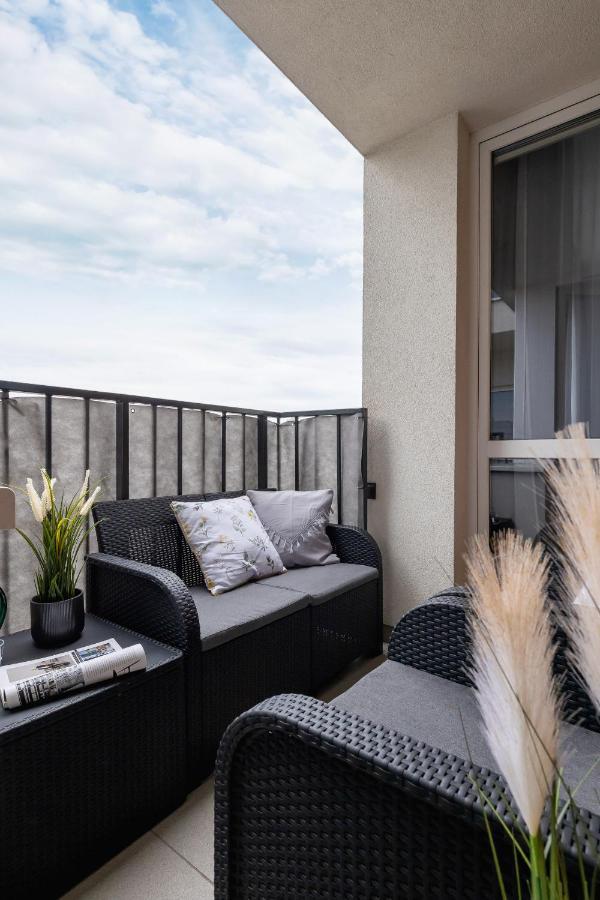 Osiedle Avia Harmonious Apartment With Balcony & Parking Cracow By Renters Prestige Cracóvia Exterior foto